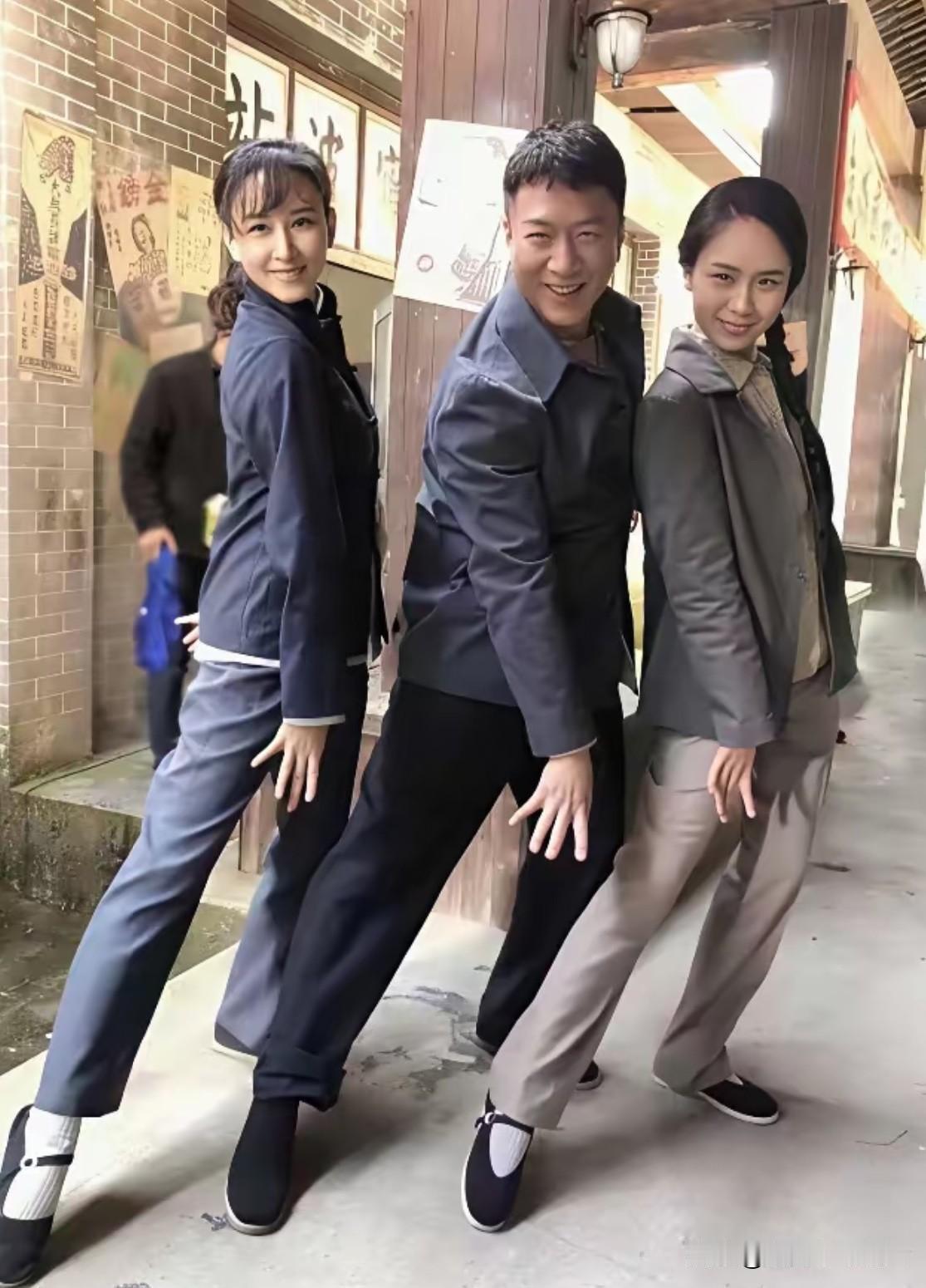 这是胡静 孙红雷 张晔子三人在一起的一张合影。三人配合默契，充满青春朝气，胡静、