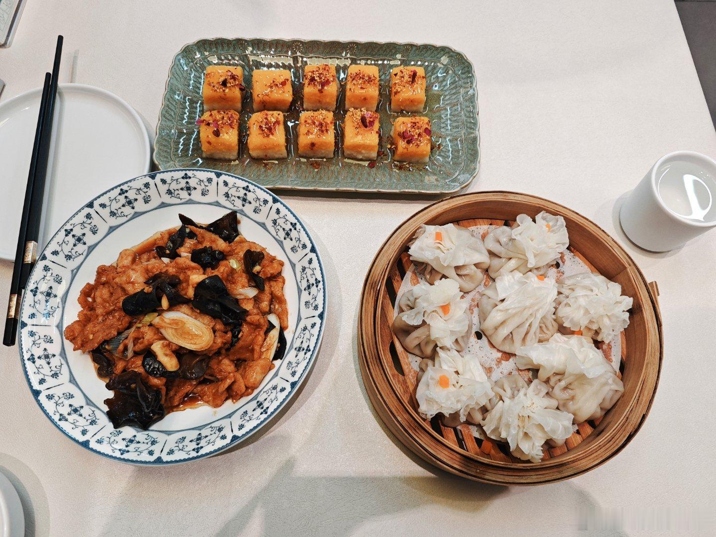 点了一笼羊肉烧卖、过油肉、凉糕，只吃了一半，就撑得吃不下了。挺好吃 