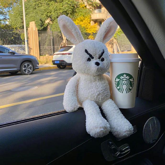 不喜欢复杂的东西，人和事都是，很珍惜每个人，但不会去挽留任何人 。 