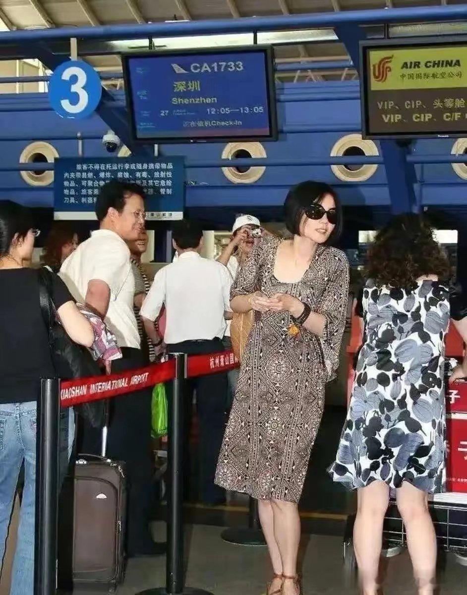 王菲走机场普通裙，但气质依然霸气，回头率不减当年 ​​​