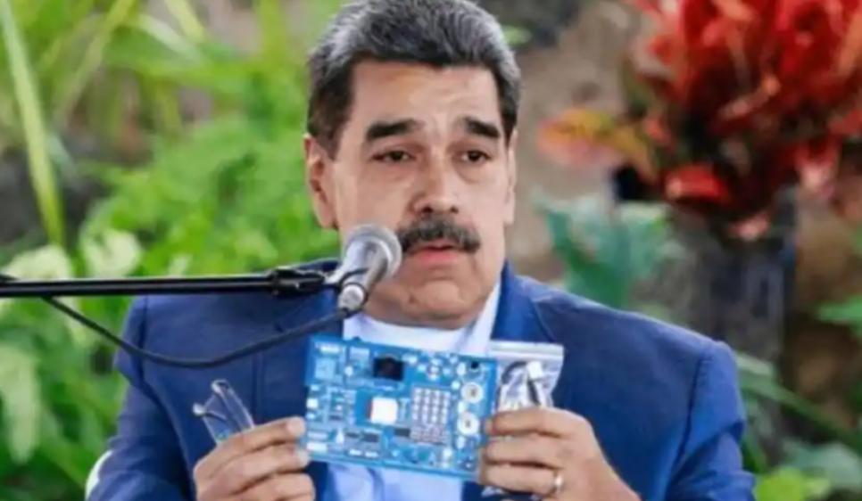 这两天委内瑞拉出了个能笑一年的名场面，总统马杜罗在公开活动上，举着块看起来泛黄的