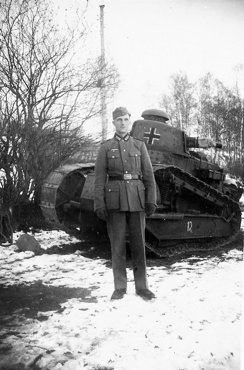 [呲牙] 德国人这是捡了多少“洋落儿”啊——1940 年，一名德国士兵在缴获的法