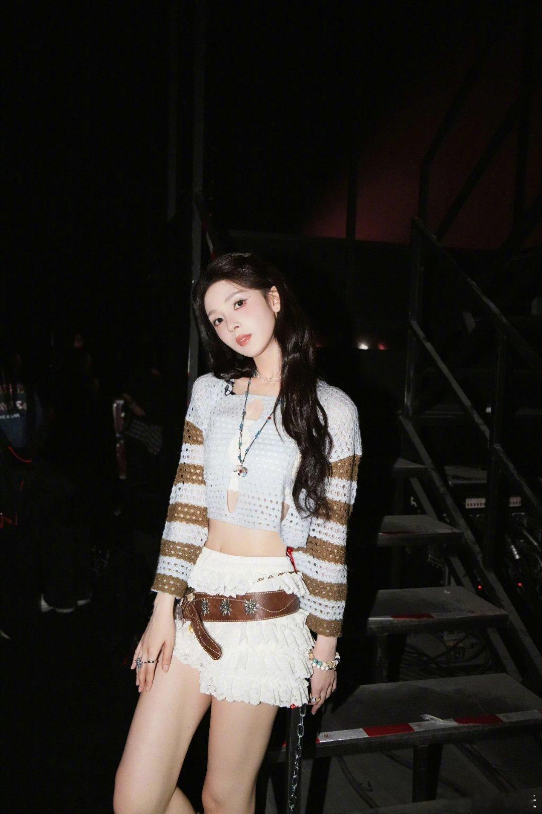 陈瑶《乘风2026》二公舞台造型解析时尚灵感解读上衣：韩国快时尚品牌CHUU 镂