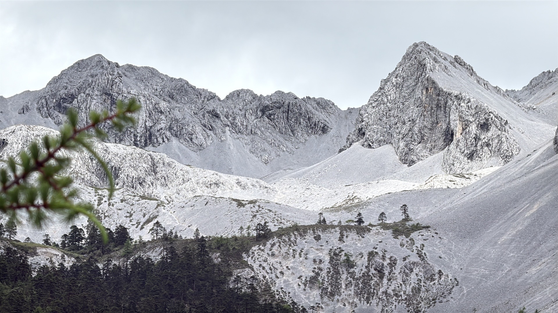 早晨🏔️星球内秩序与重力塑造的无机物堆叠之美坐在流石滩斜坡，久久凝望更远处的山