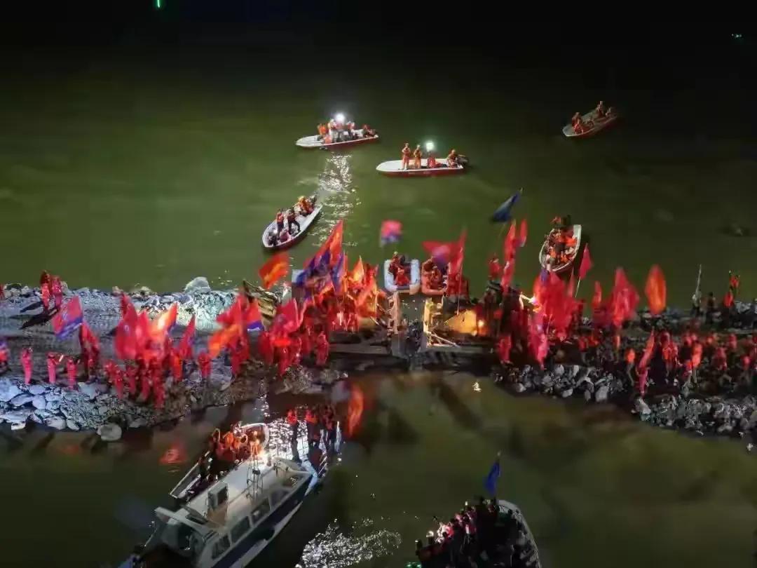 决堤近77小时后，洞庭湖226米决口成功合龙。

虽然是个值得庆祝的事情，但是也