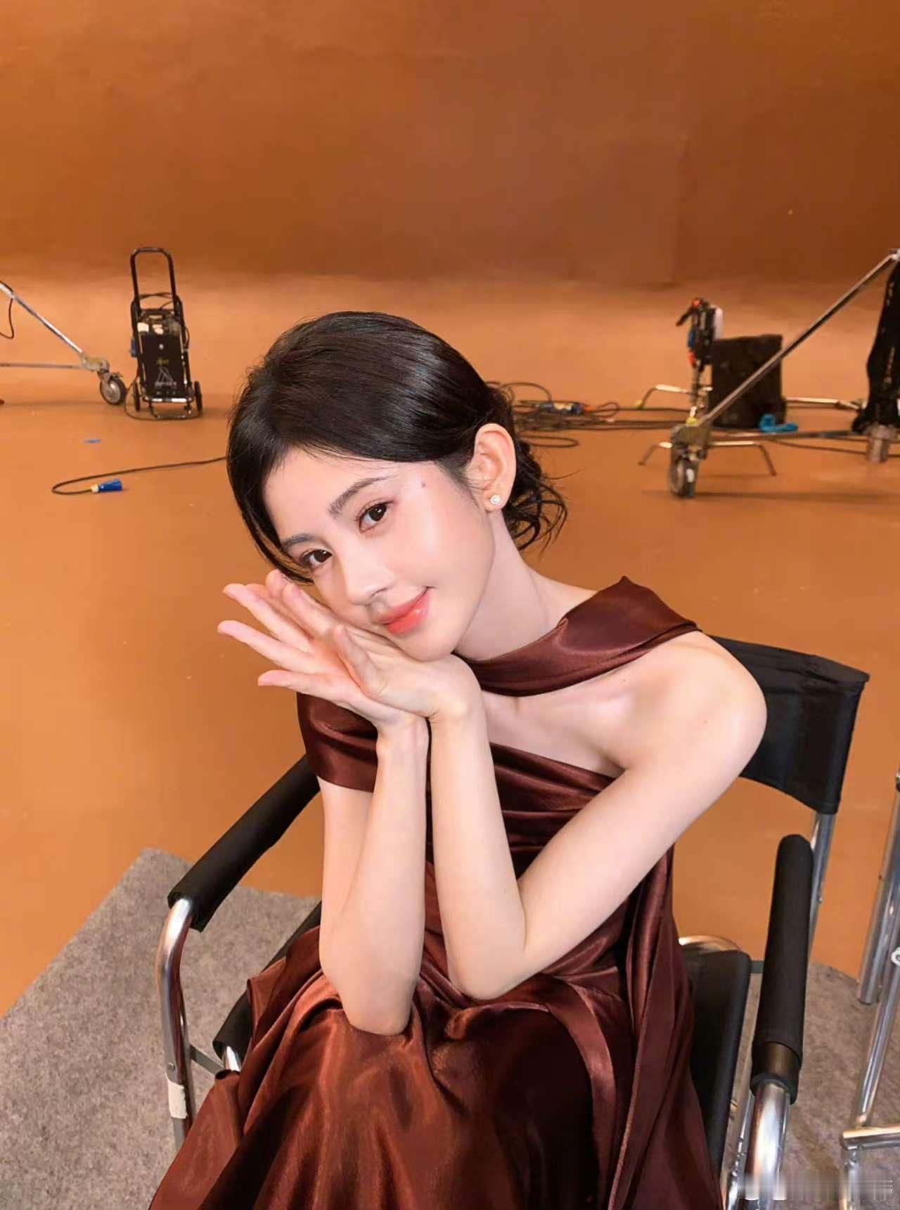鞠婧祎拍摄现场照鞠婧祎酒红挂脖裙鞠婧祎酒红挂脖裙，猫猫伸爪， ​​​