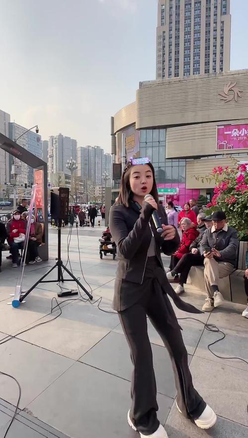 德阳辣妹唱刀郎爆红，路演粉丝打飞的火速围观！

这四川辣妹子真绝了！靠唱刀郎的歌