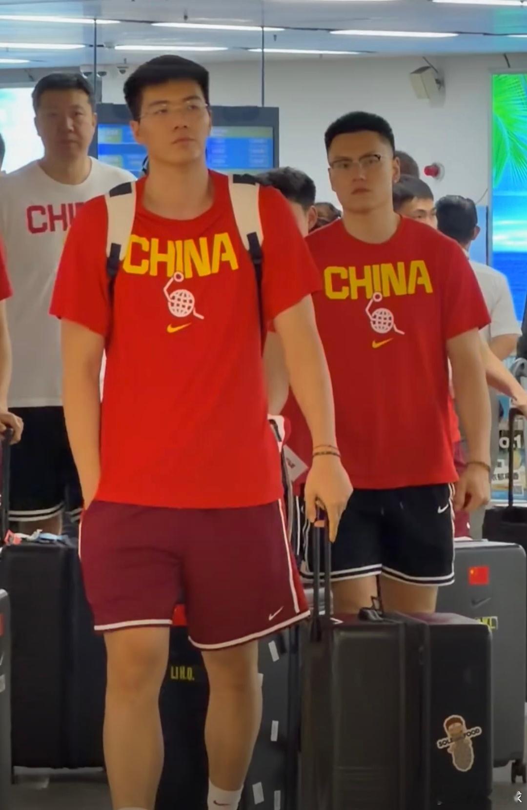 新鲜的崔永熙和焦泊乔👇，中国男篮顺利抵达海南海口，本周五他们将迎来首个热身赛对