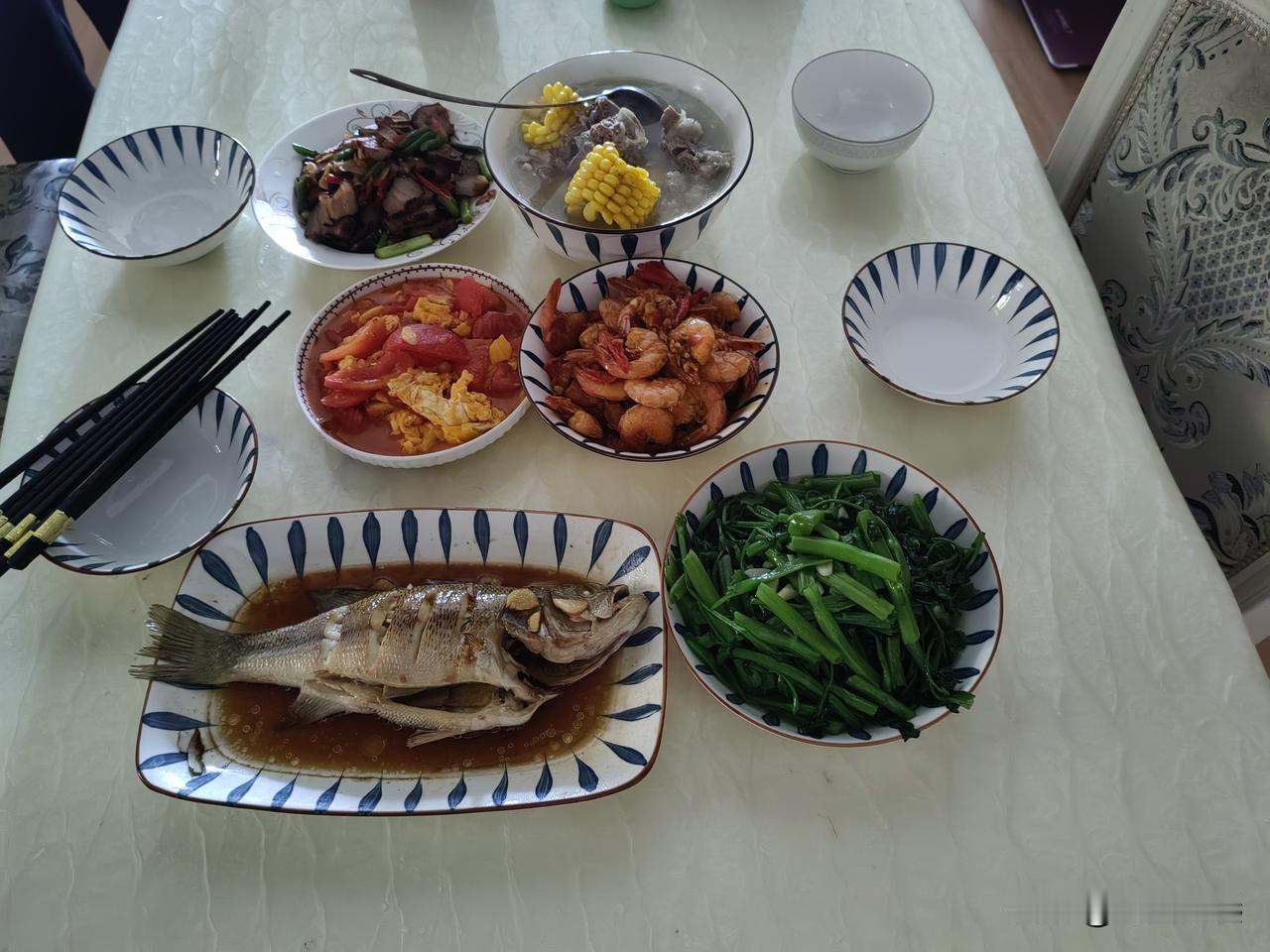 好客的婧婧
昨天是六一儿童节，外甥女婧婧请我和女儿去她家吃饭，女儿带着我一起去荟