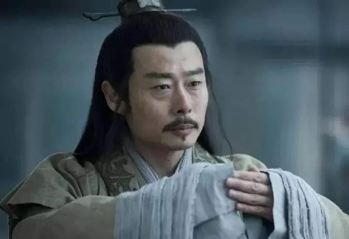 张良被刘邦封侯后衣锦还乡，师父黄石公却闭门不见，只托人送来一筐“烂杏”。张良看后