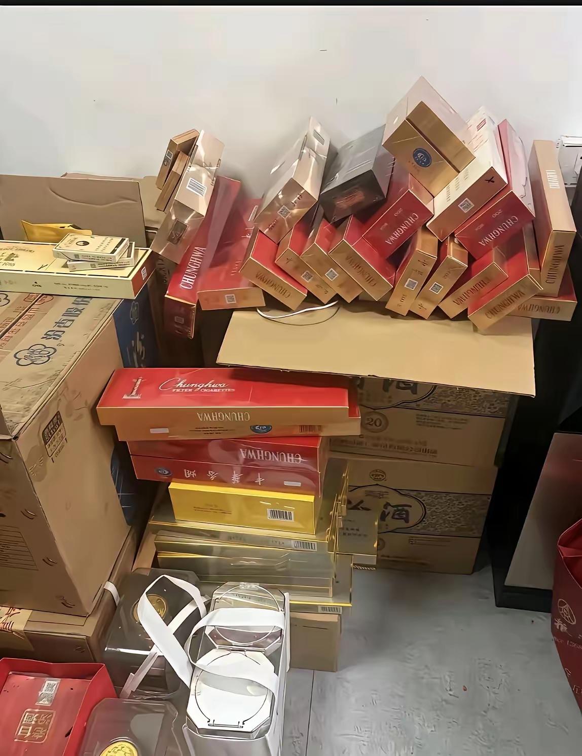 一堆烟盒和酒盒堆得乱七八糟。现在高档烟酒销量很低，15元左右的烟🚬最好卖，毕竟