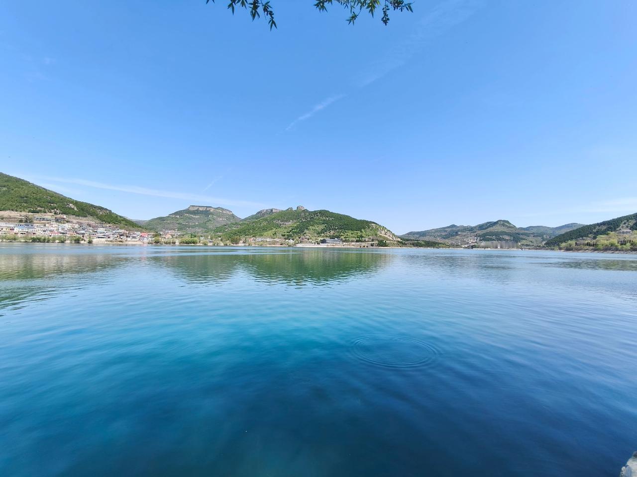 逛一逛锦绣川，吃一吃地锅鸡！沿着港九路一直向南，港九路本身就是一幅画，路边景色就