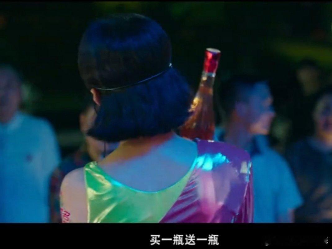 赵丽颖新片酒吧卖酒春日荐片季 “酒负盛名”“买一瓶送一瓶～”丽颖这个造型看着好瘦