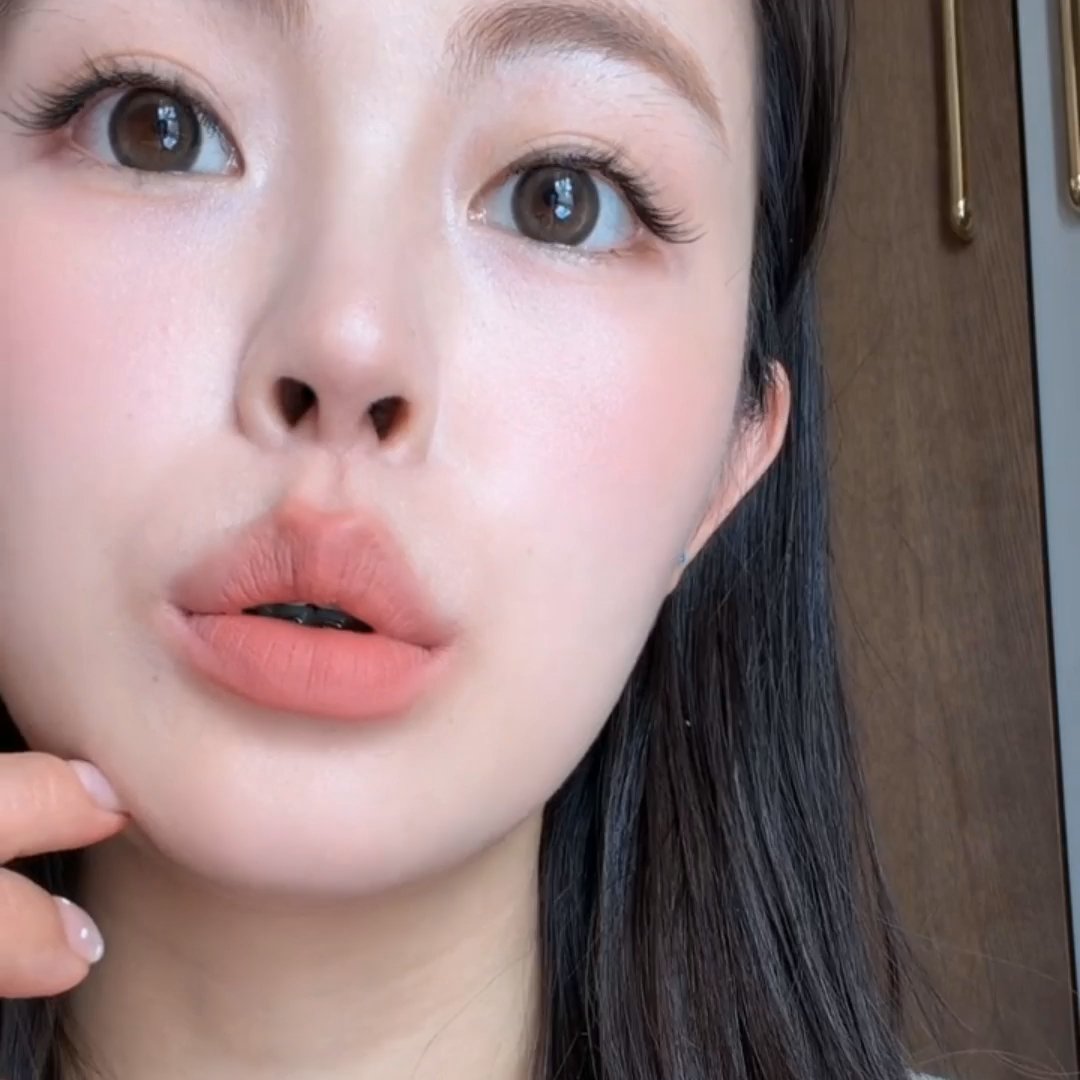 这个裸杏奶桃色真的绝了！涂上秒变温柔姐姐，还自带高智商滤镜✨上周去图书馆自习，邻