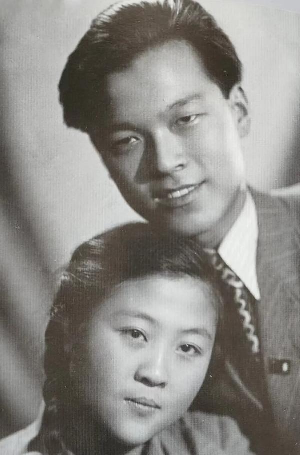 照片上的帅哥美女，是张浩、项英同志的儿女。

若只看脸，会轻松得多。林汉雄穿得整