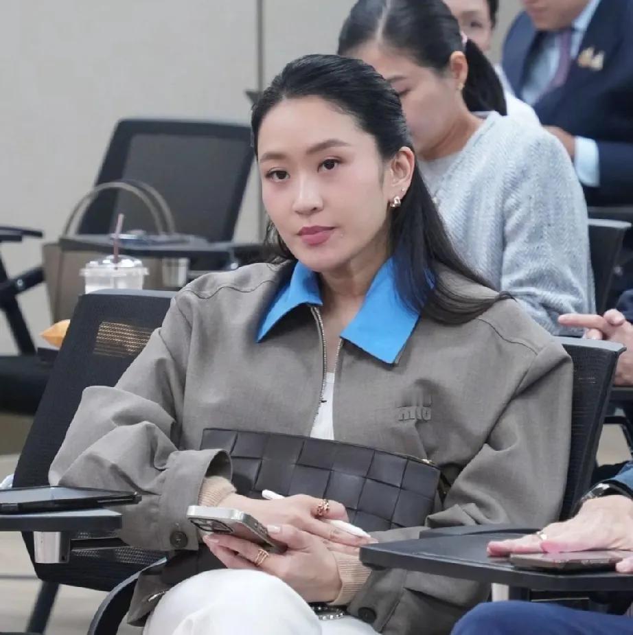 佩通坦做出取舍！
为了为泰党未来，她将彻底辞去党派魁首之位，退出政坛回归家庭，没