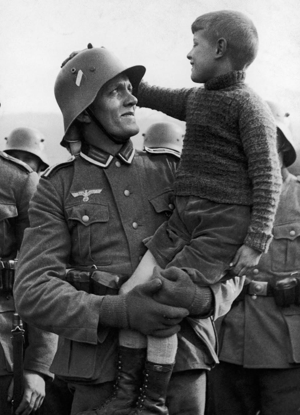 1940年，即将投入侵略战争的德军士兵与自己孩子告别！看钢盔貌似是一战时期的？帽
