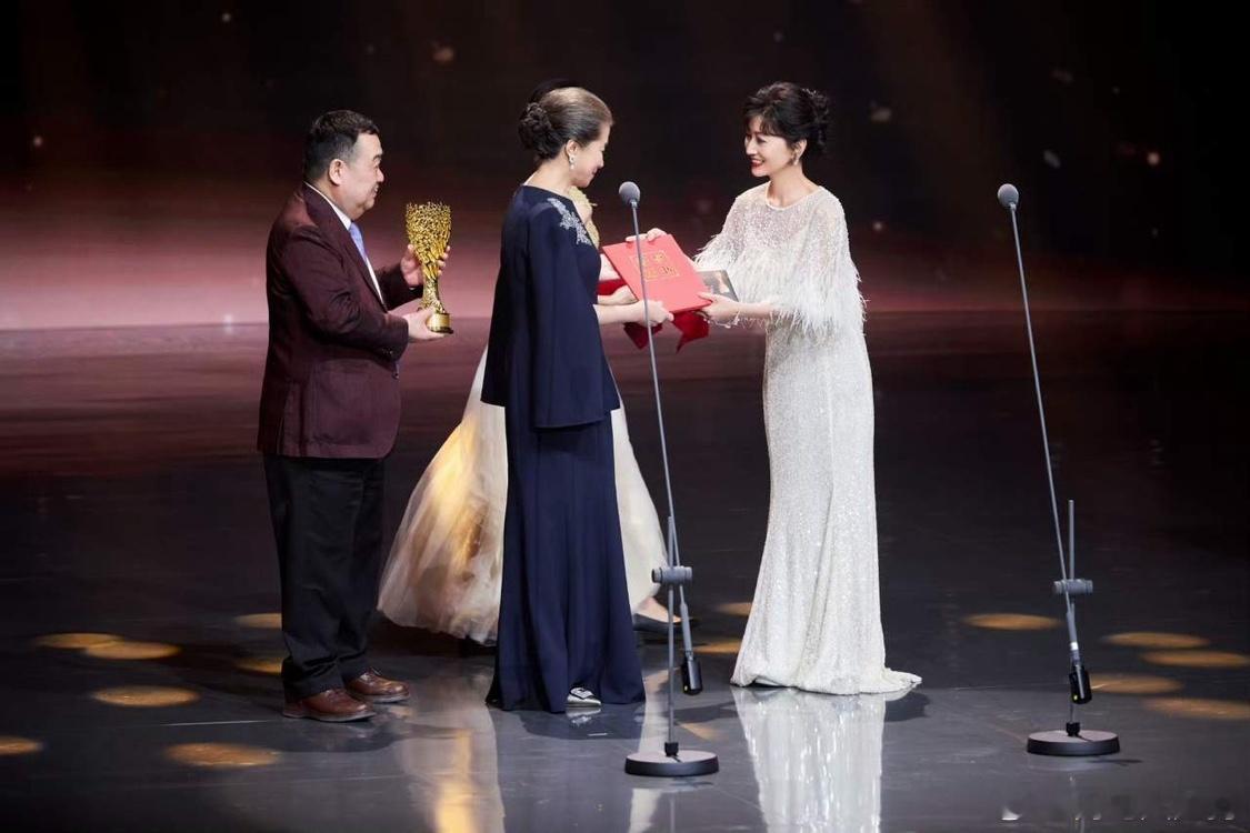 迟蓬老师真的“升咖”好明显啊！生万物之前，迟蓬不管戏份多少，在演员表中，一般都是