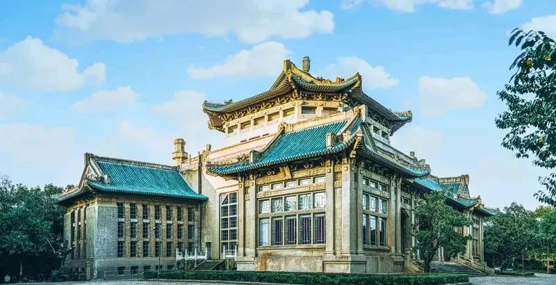 一句指控，两年噩梦

男生差点被全网判“社死”

2023年10月，武大图书馆。
