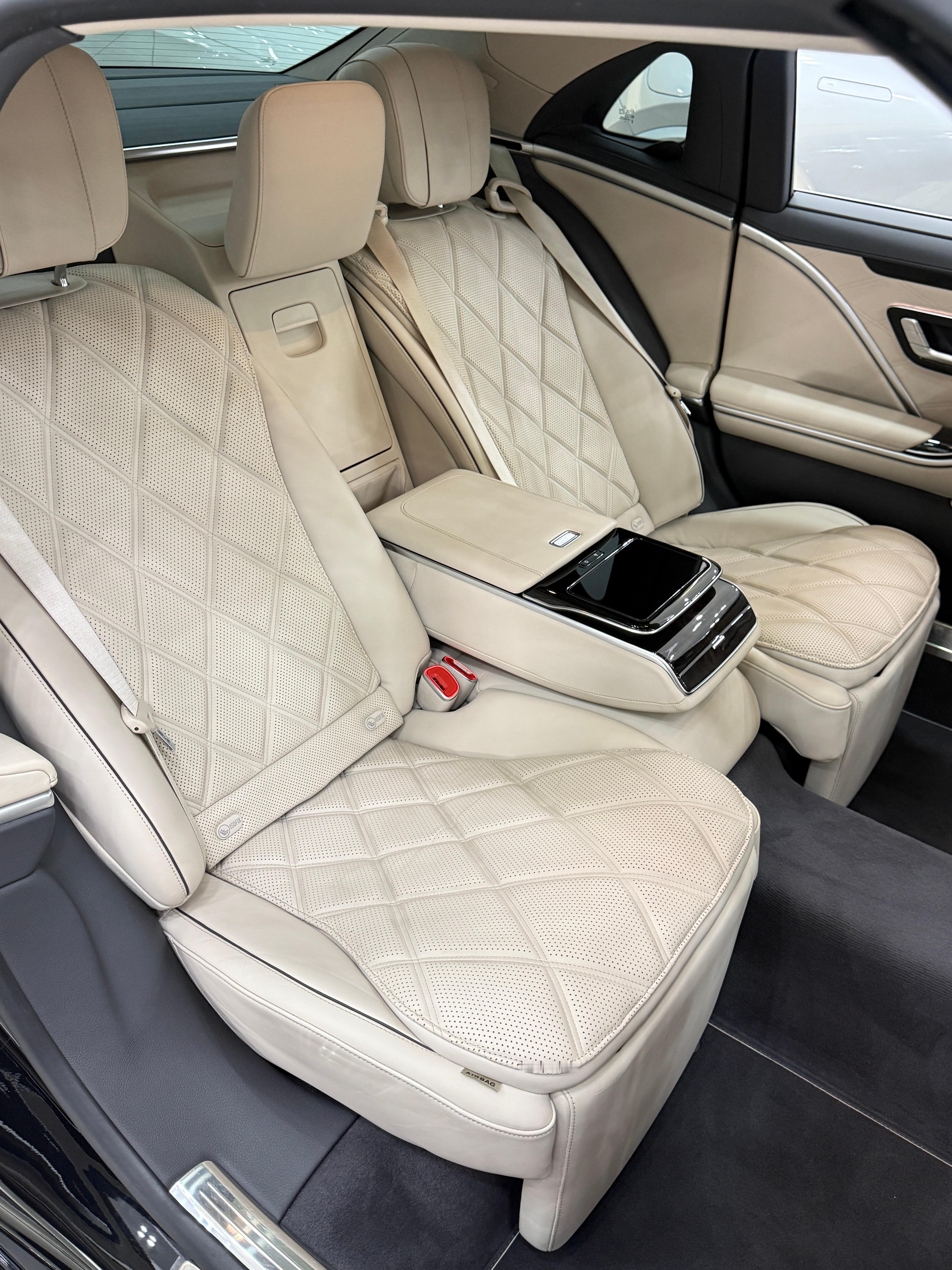 迈巴赫s480 新到24年迈巴赫s480 黑外米内现车跑的比较多，6.9万公里了