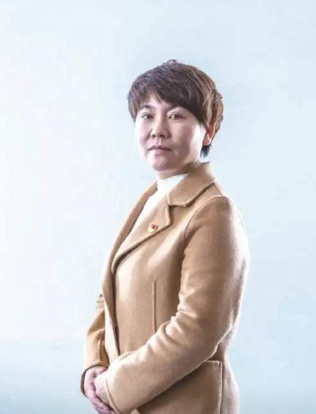 吉林省前郭县洪泉乡政府微机员曲亚波，32岁那年，丈夫出车祸成了植物人。她二十年如