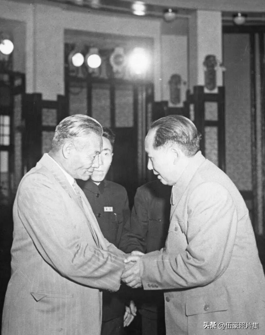1954年10月1日，新中国成立五周年国庆盛典之际，毛泽东主席在北京天安门城楼上