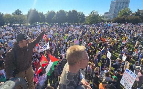 说起美国反战越战那会到处都是游行抗议的人，硬生生逼着政府改变主意，可放到现在美国