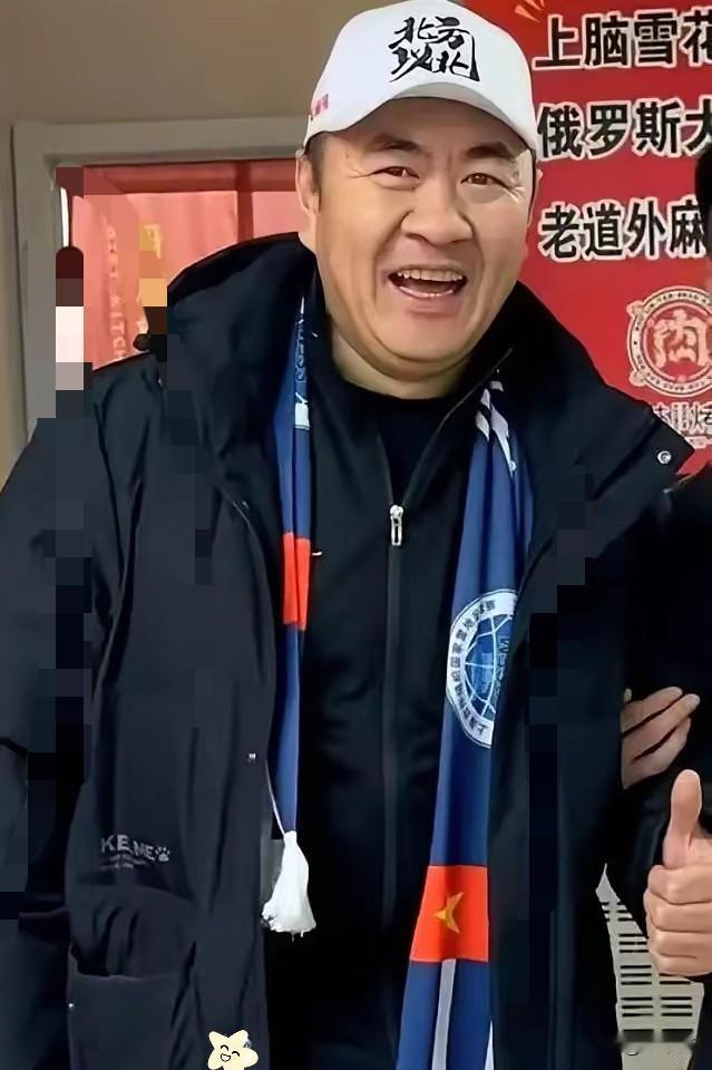 罗圈腿、公鸭嗓的左右哥，靠一句魔性的“左左右右”就能带万人嗨翻蹦野迪，偏偏被所谓