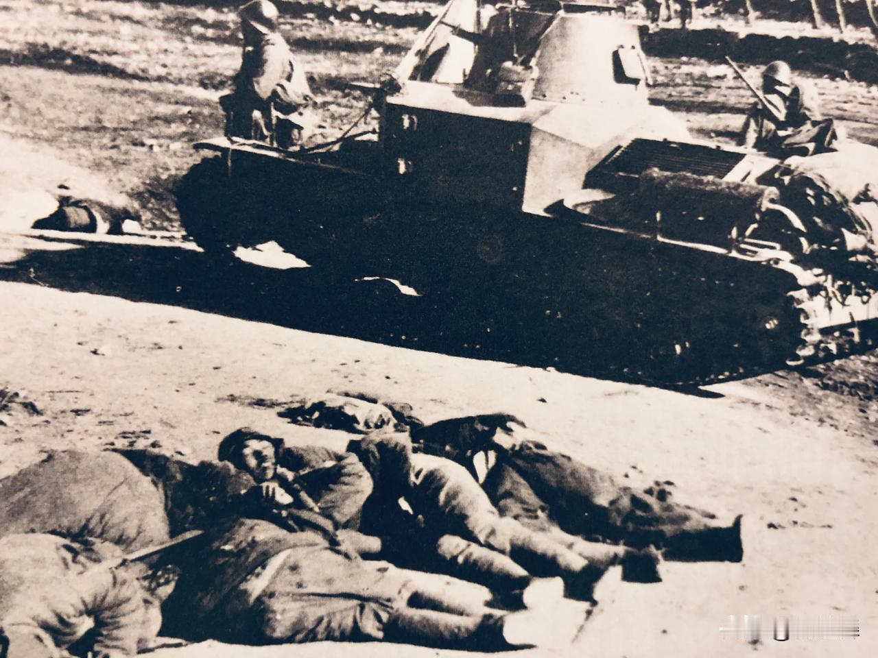 1933年3月，侵华日军进攻长城。
图为进攻古北口的日军坦克，以及被杀害的中国人