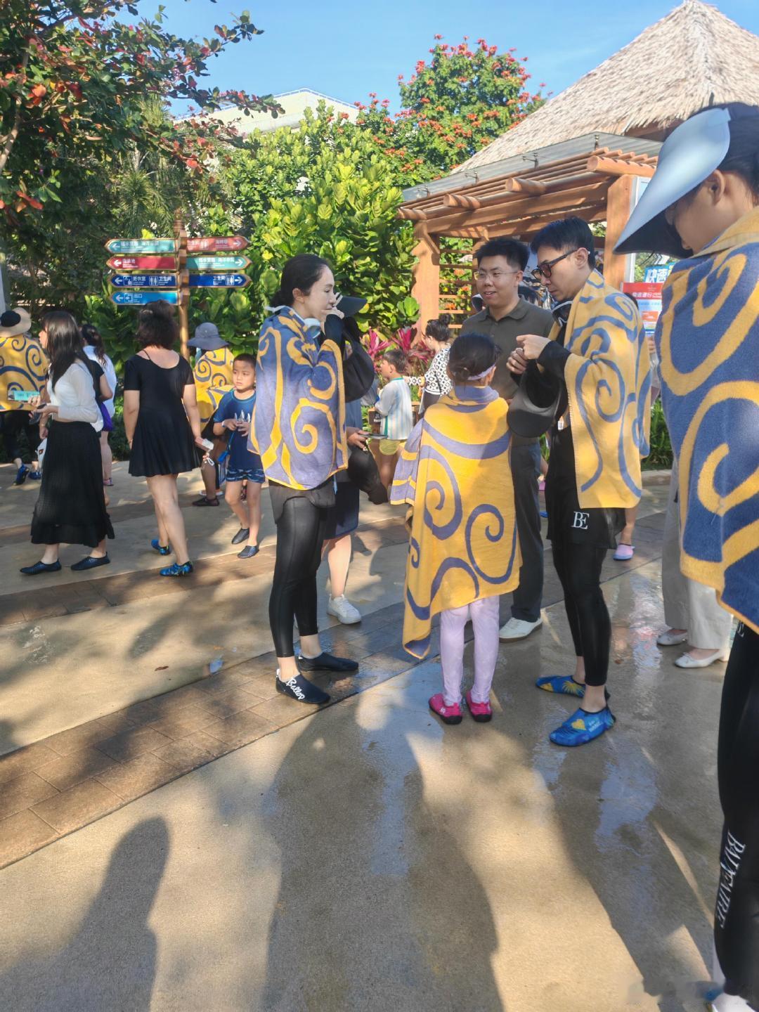 董璇张维伊小酒窝三亚度假水上乐园偶遇董璇张维伊小酒窝水上乐园偶遇董璇张维伊小酒窝