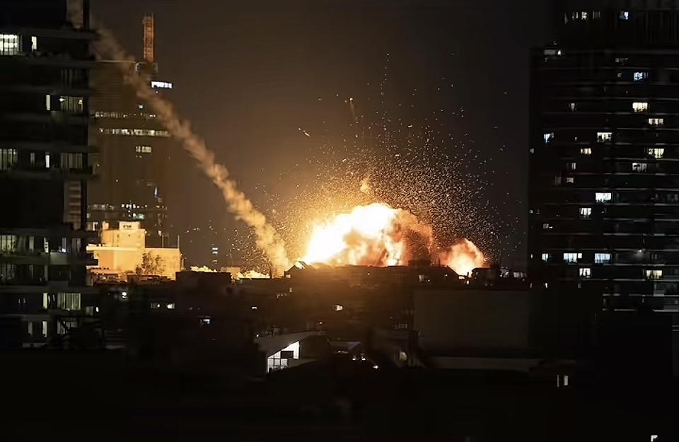 夜晚城市中的爆炸，火光四射，震撼人心！这突如其来的爆炸，瞬间打破了新年夜原本的祥