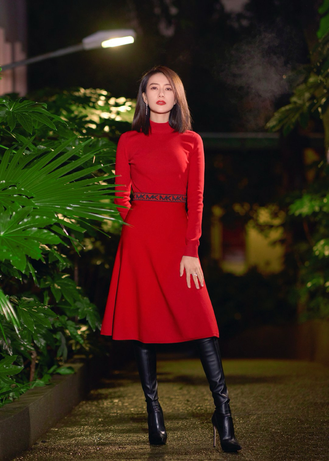 一袭正红针织连衣裙优雅大气，高领设计衬出精致锁骨，收腰剪裁勾勒曼妙曲线，红唇与红