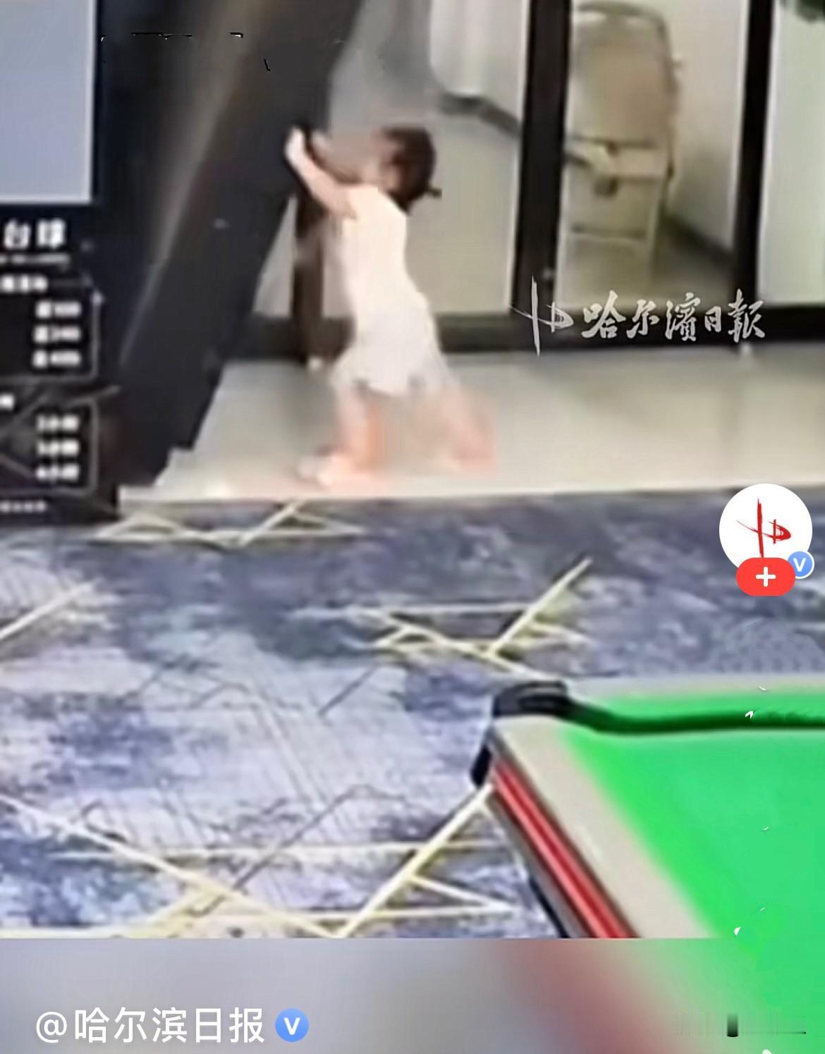 近日，河南一个年幼的小女孩，在一个娱乐场所里货架旁独自玩耍，大人应该是在旁边娱乐
