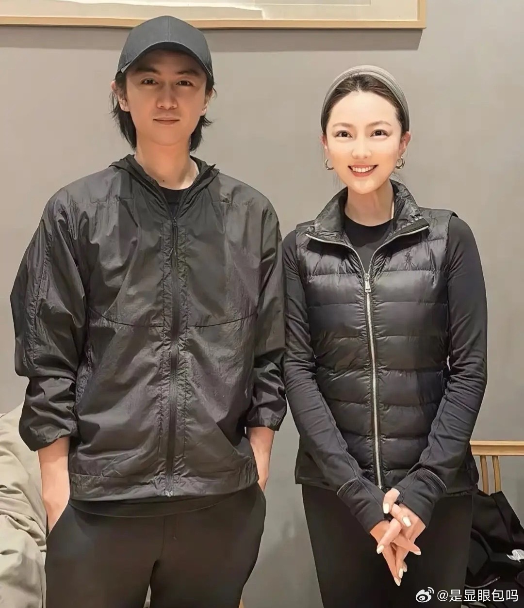 陈晓参加朋友聚会，和安徽卫视主持人余声同框自拍，看起来心情不错，脸色也比以前好多