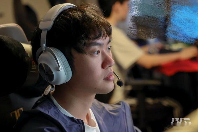 Viper说BLG不如不沟通S16瑞士轮BLG 1-2不敌TES，掉进2-2生死