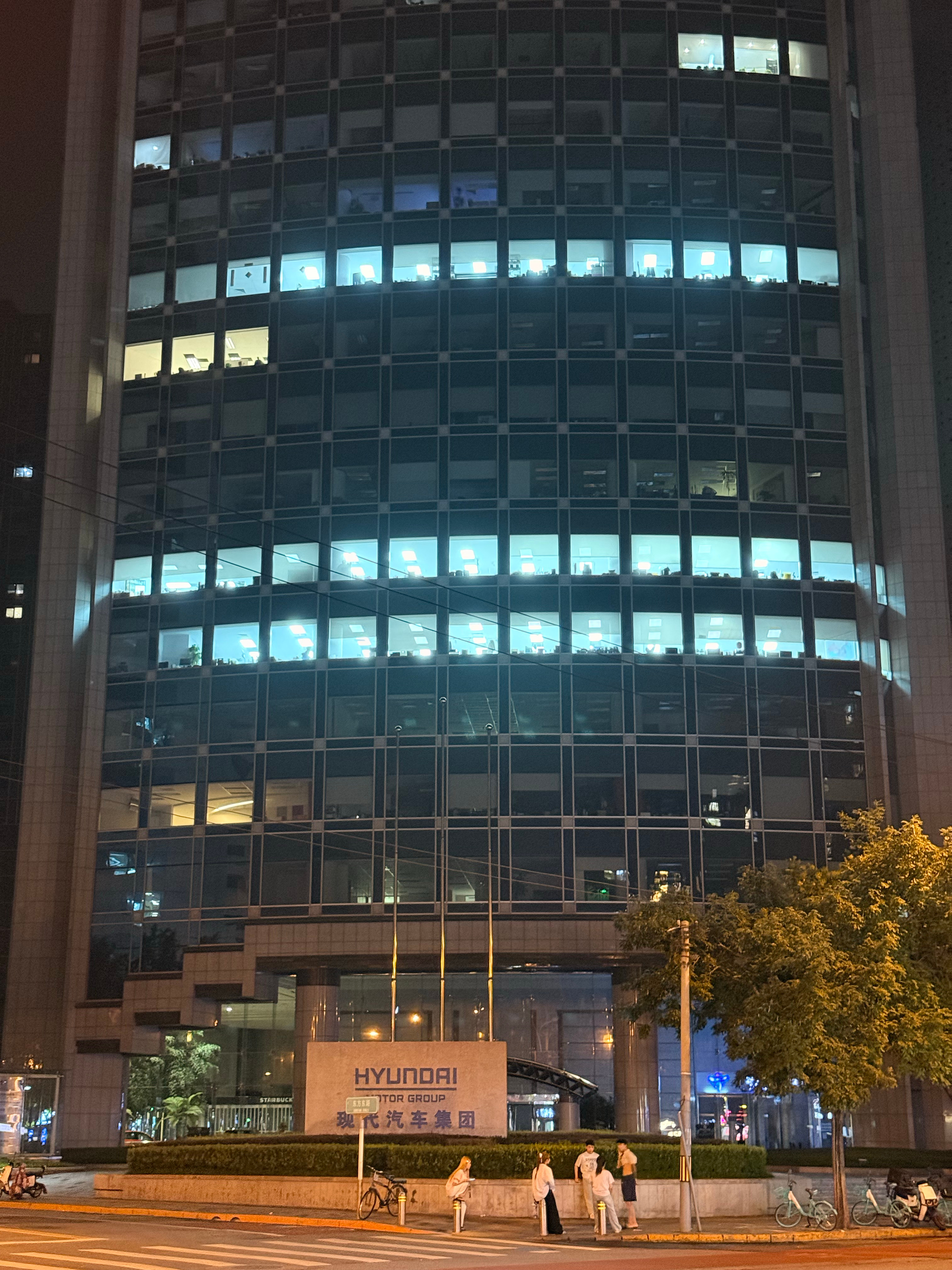 出来找宵夜路过北京现代大厦这个点了还有几层灯火通明好卷啊  ​​​