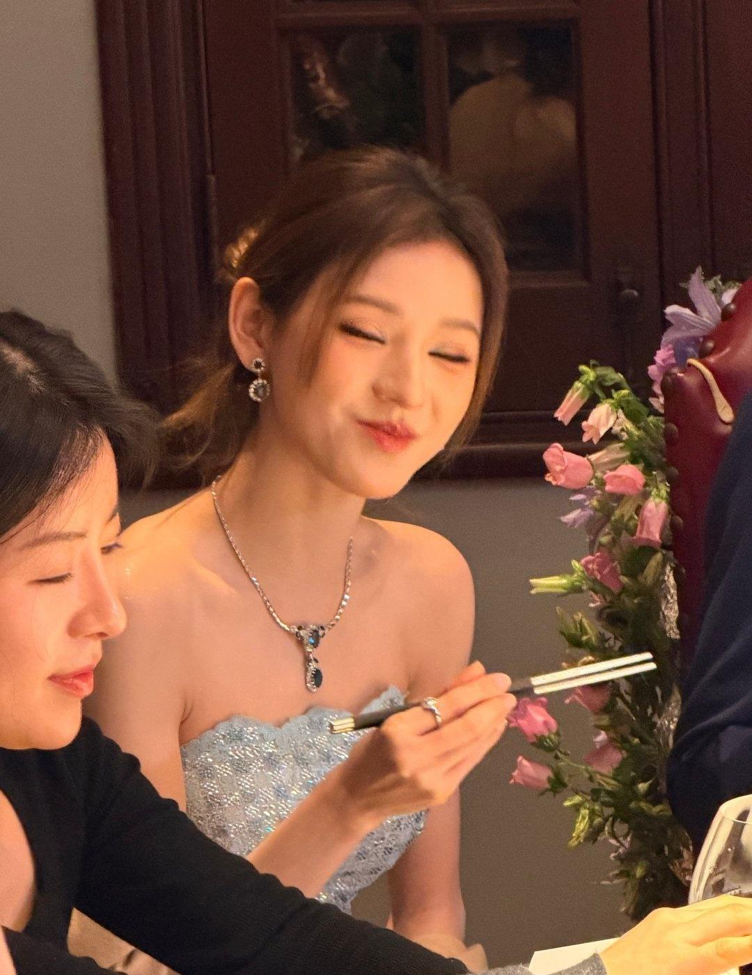 张予曦网友在上海和张予曦一起吃饭人物现身上海街头的就餐场所，用餐过程中保持自然状