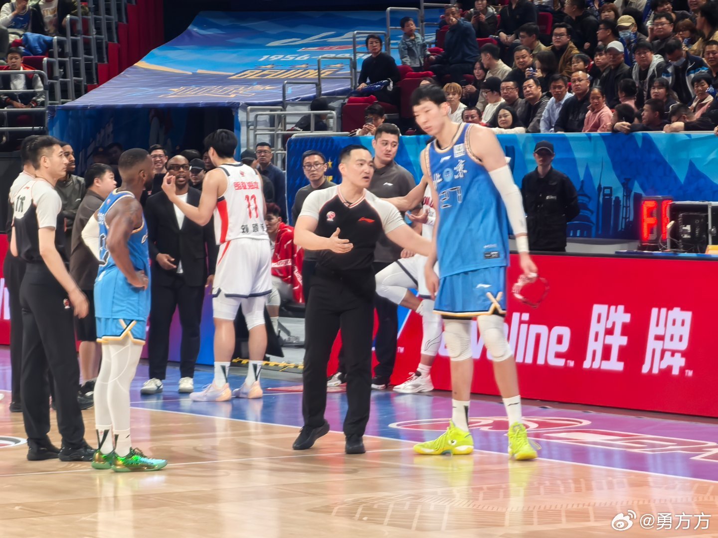 北京男篮vs龙狮男篮 内外两大核心全罚下，今天这力度真够劲儿。 