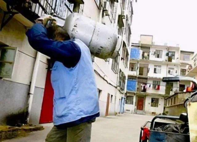 1987年，湖北一对夫妻在医院门口捡到一名女婴，那天风卷着雪粒子打在脸上，肖崇阳