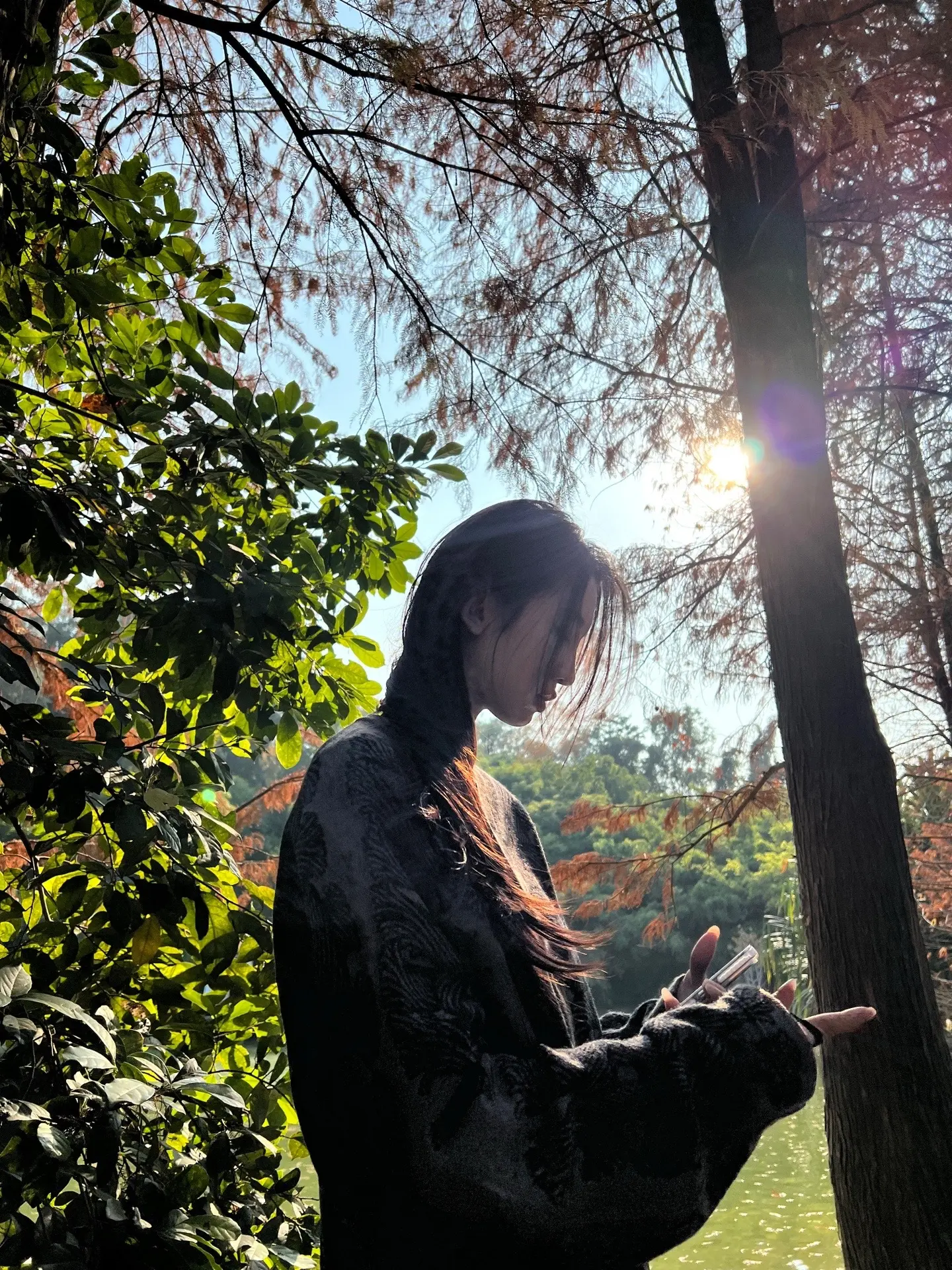 我们在世界的纷扰中穿梭彼此的生活