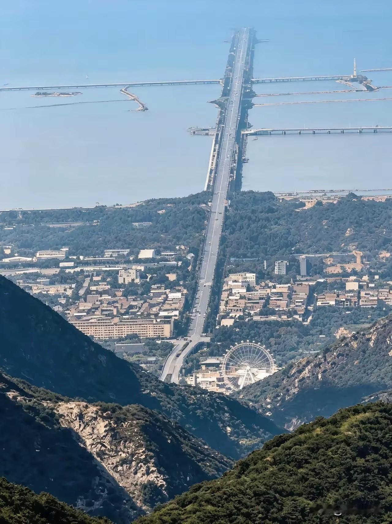 运城盐池大道，那可是运城的一条宝藏道路。它周边的风景超棒，一边能看到波光粼粼的盐