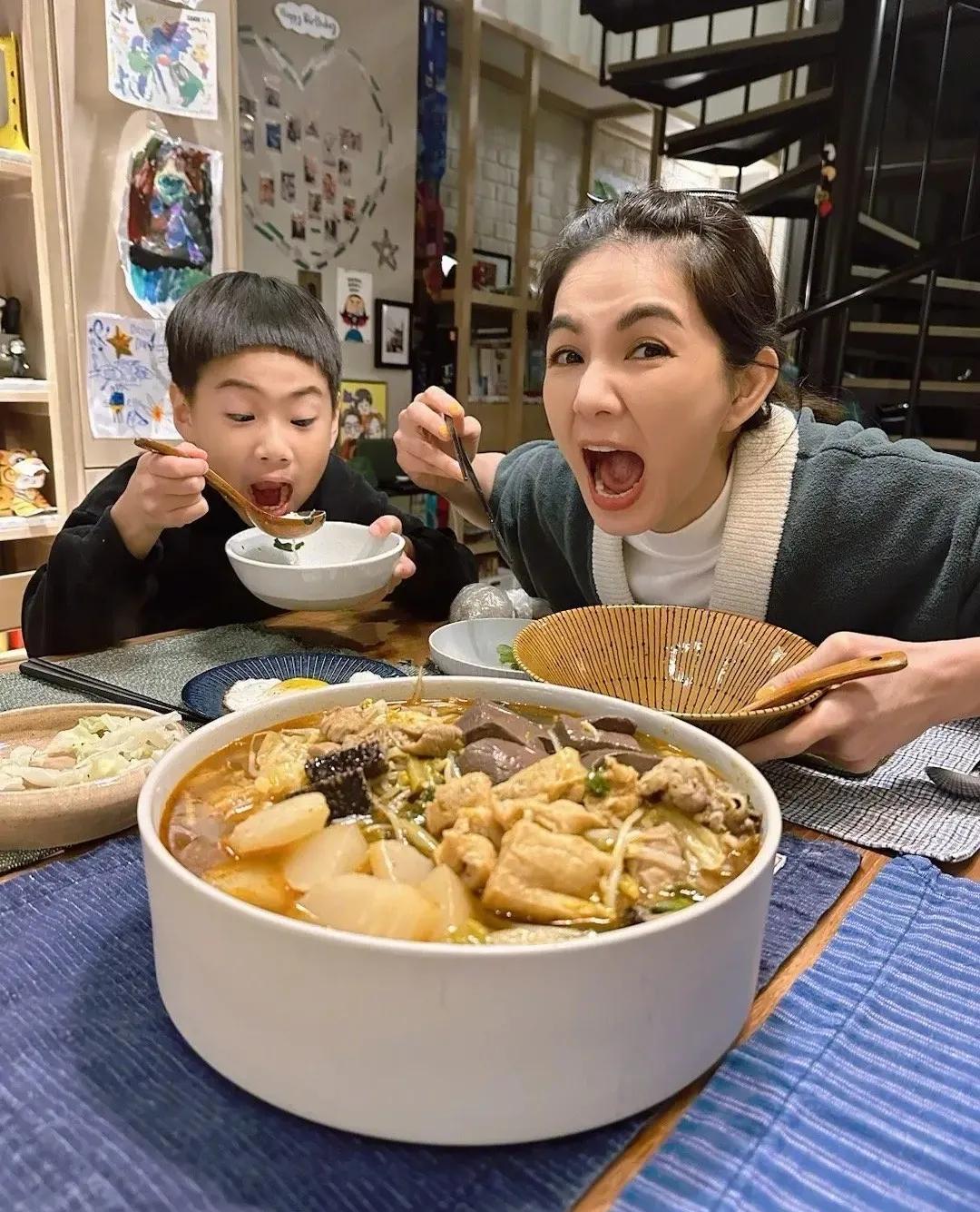 陈嘉桦与六岁儿子一起享受美食
表情搞怪，画面美好
母子俩在一起吃东西啊
画面肯定