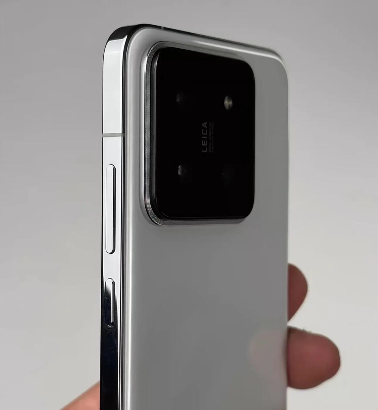 好家伙，小米14这个边框质感是真超越iPhone 15 Pro了。

首先是iP