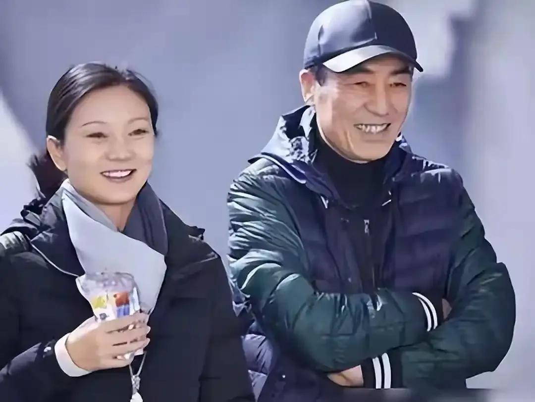 75岁张艺谋新片再掀热潮，而当年那笔748万超生罚款的旧事也被重提，但比罚款更引