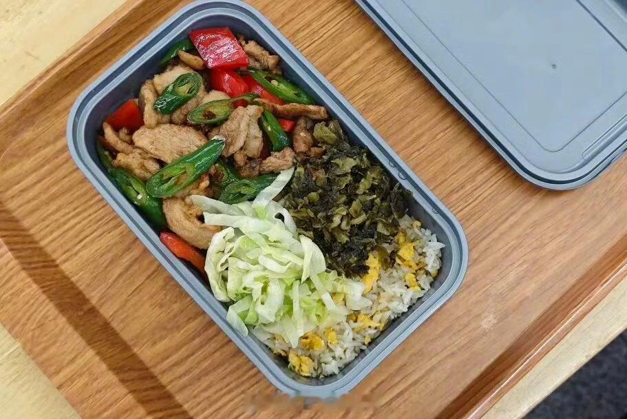 17元高铁盒饭现炒送餐到座这价格可以说卖爆了啊[泪奔] ​​​