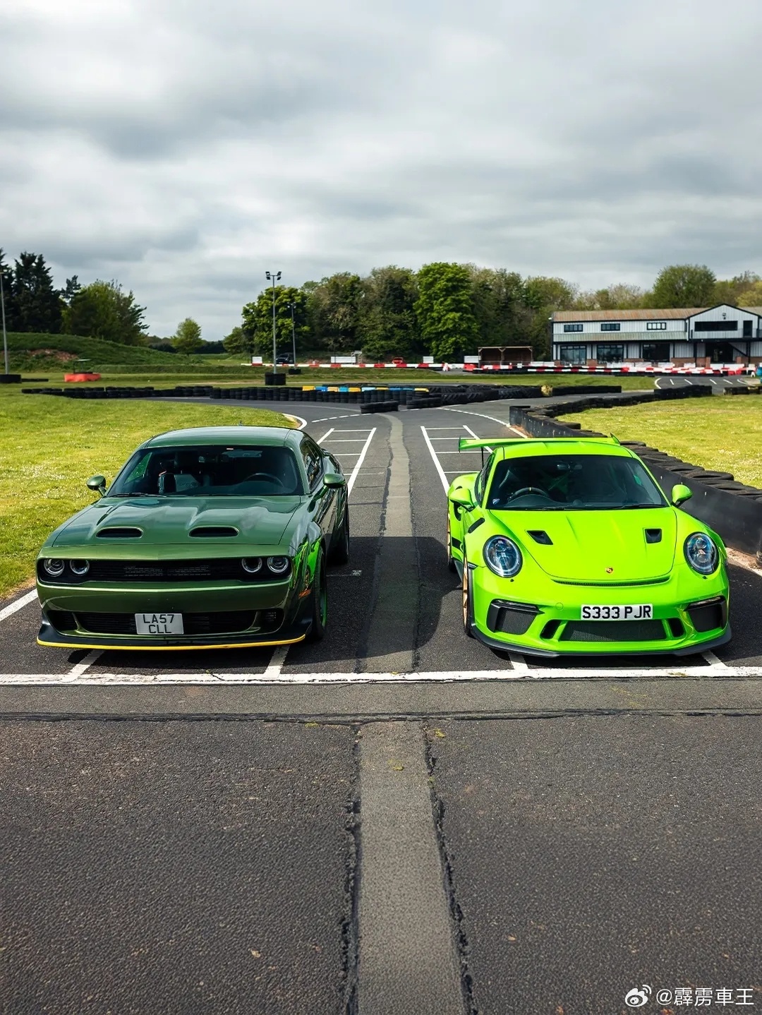 二选一 道奇V8，暴力美学横冲直撞；保时捷水平对置，精密舞蹈贴地飞行。美式狂野与