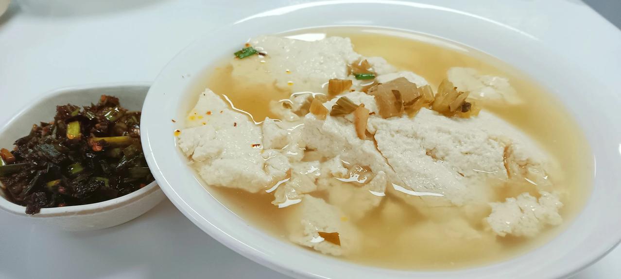 早餐吃碗清清爽爽的菜豆腐，配个提味小菜也挺好。