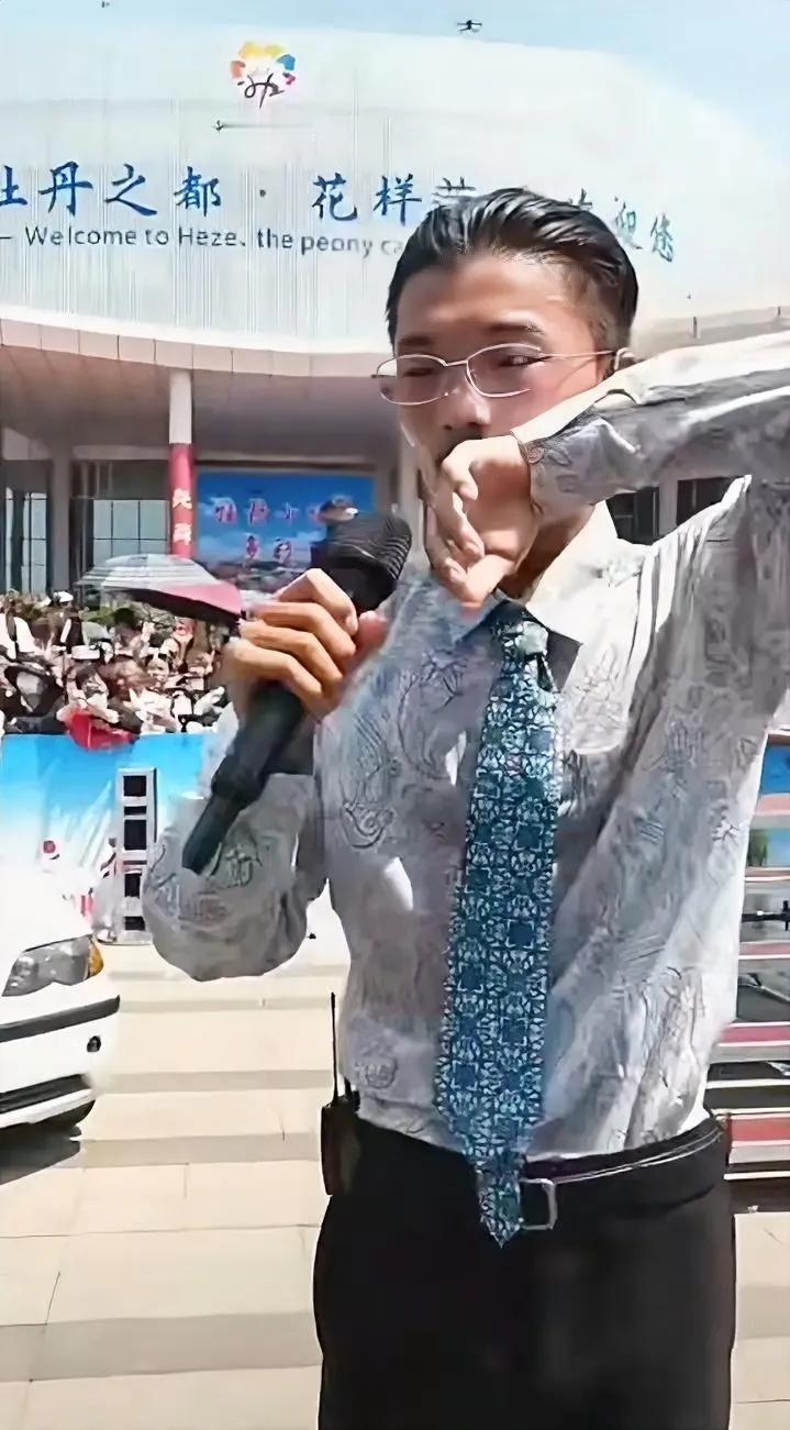 郭有才太不容易啦！烈日炎炎下唱歌，一直在擦汗，可以说是挥汗如雨，最让人心疼的是，