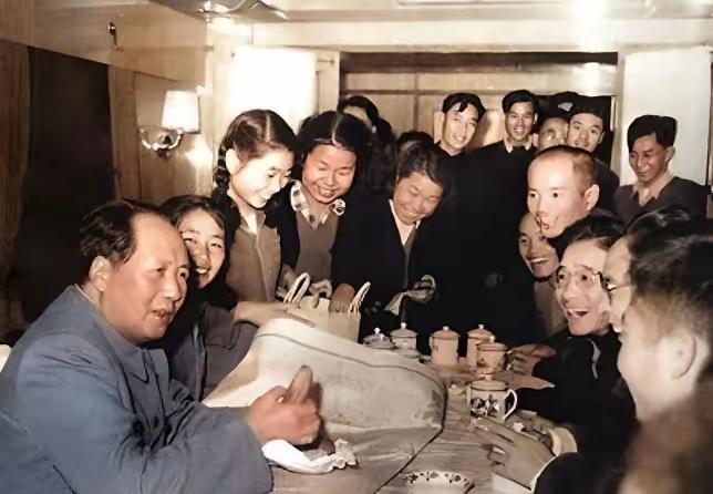 1950年，毛主席曾说：“我不是皇上，你也不是什么千岁。”
 
新中国成立一周年