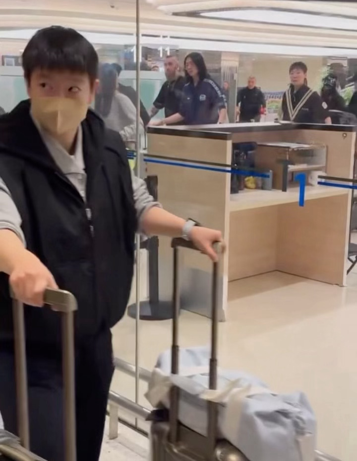 莎莎这是悄咪咪的看到了啥，笑得这么开心